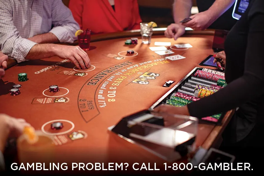 奢华赌场大厅内闪烁的霓虹灯和轮盘。